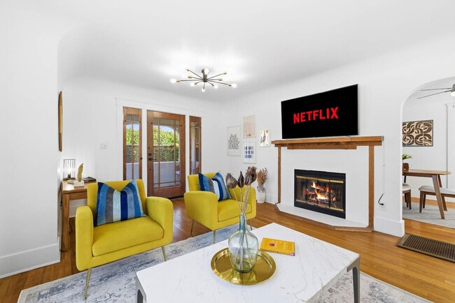 Building Photo - 3407 N Mountain View Dr Unit SI ID1382146P