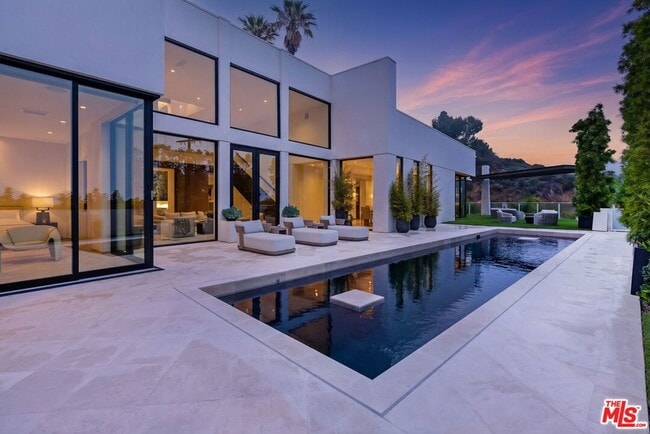Building Photo - 9405 Sierra Mar Pl