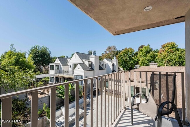 Building Photo - 116 S Glenroy Ave