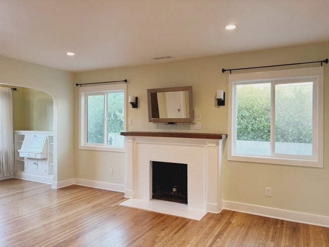 Photo - 559 W 39th St