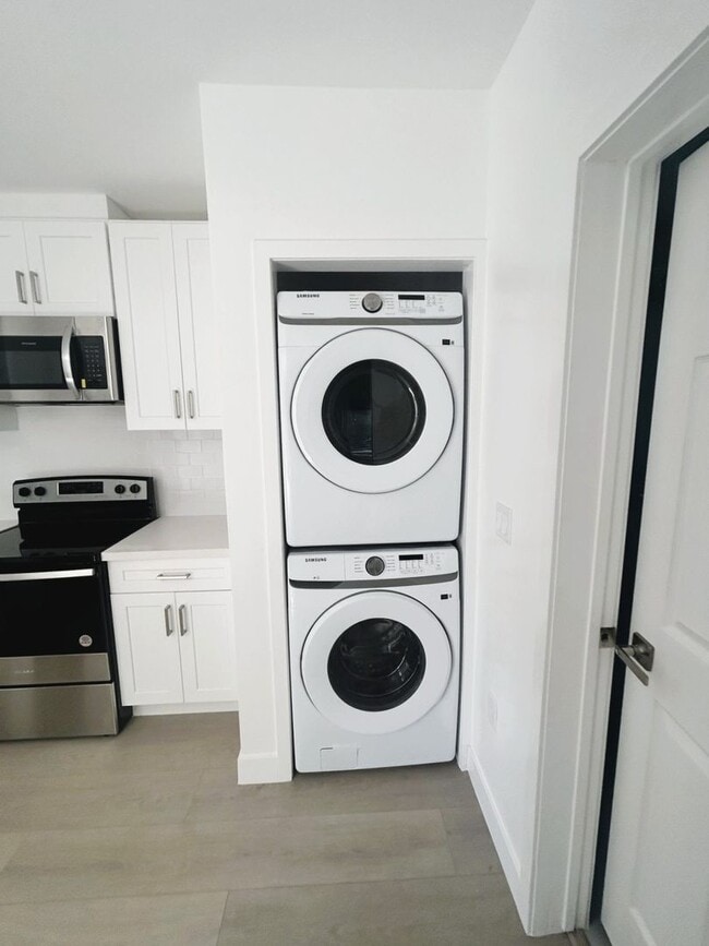 Photo - Eldora, 10313-10321 1/2 Unit 10319 1/2 Eldora Rear ADU Rt