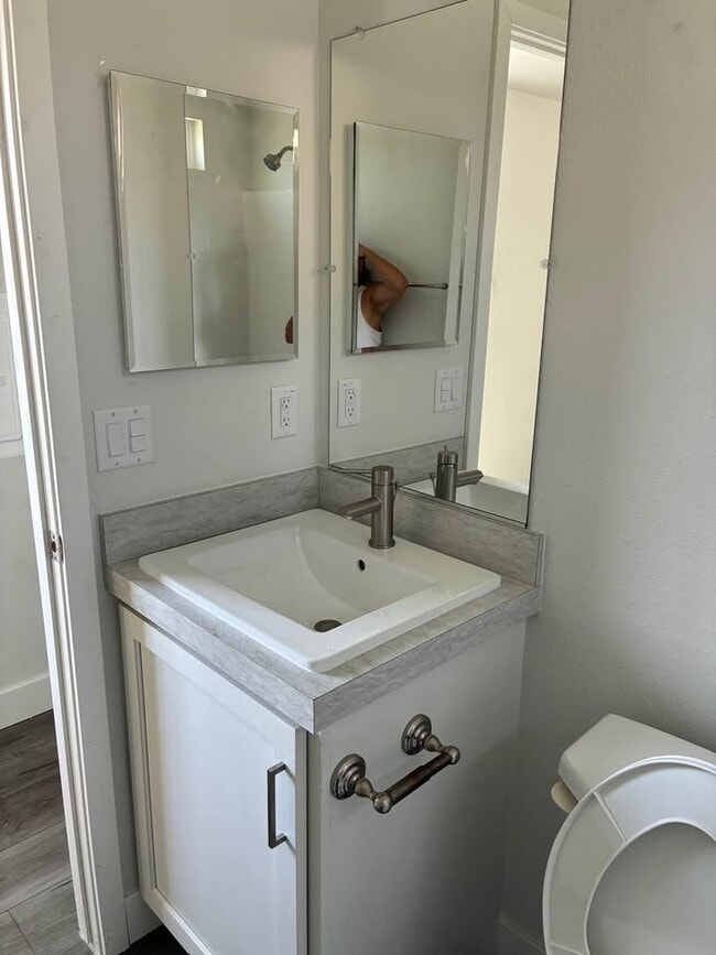 Photo - 435 E 5th St