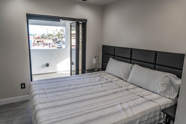 Master Bedroom 1 with Kingsize Bed, Balcony and Ocean View - 7005 La Jolla Blvd