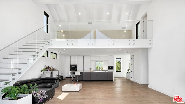 Photo - 2021 Davies Way