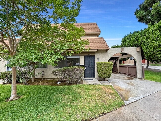 Building Photo - Charming 3BD/3BA Townhouse in University C...