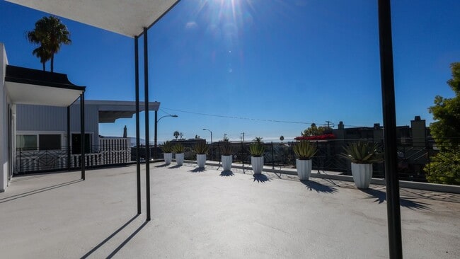 Building Photo - 1220 N Coast Hwy Unit Residential