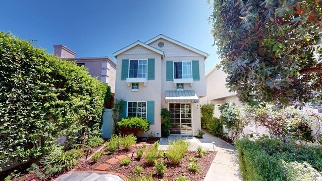 Building Photo - Spacious 4 Bedroom 3.5 Bathroom Coronado H... Rental