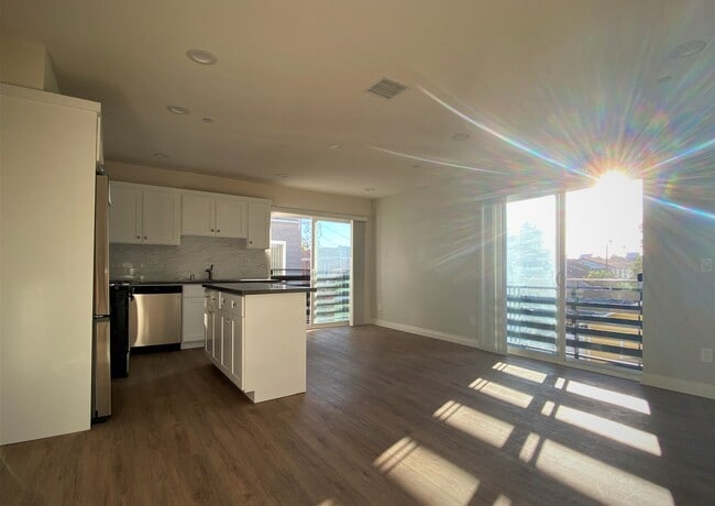 Photo - 5544 Romaine St Unit 1