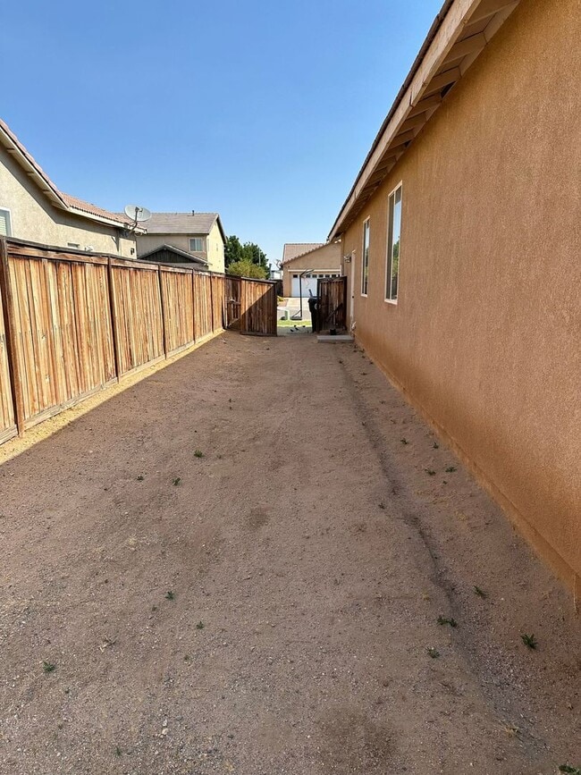 4 BEDROOM HOME + OFFICE IN VICTORVILLE - 4 BEDROOM HOME + OFFICE IN VICTORVILLE