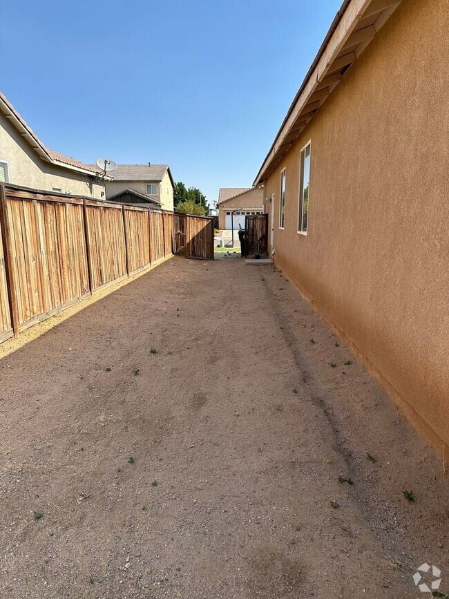 Building Photo - 4 BEDROOM HOME + OFFICE IN VICTORVILLE