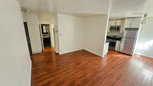 Photo - 933 S Gramercy Dr Unit 8