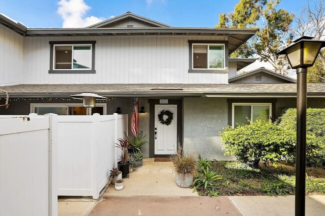 Building Photo - Beautiful 3 Bedroom, 3 Bathroom Home in the Heart of Yorba Linda