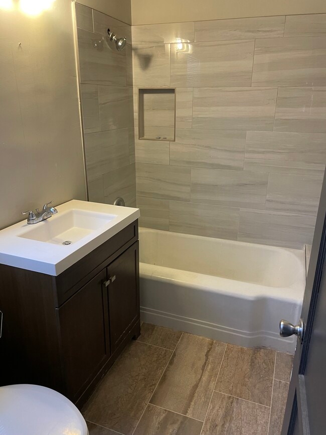 Photo - 5140 Newcastle Ave