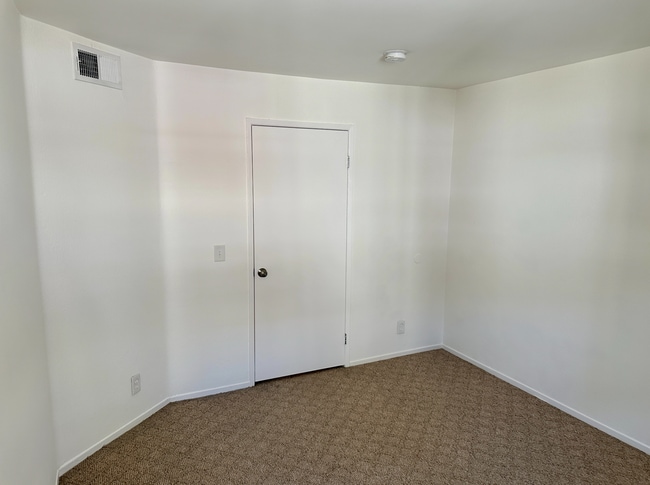 Photo - Beautiful Renovated 1 Bed/1 Bath Condo with Many Upgrades! Pool & Gym on Site! Central AC!