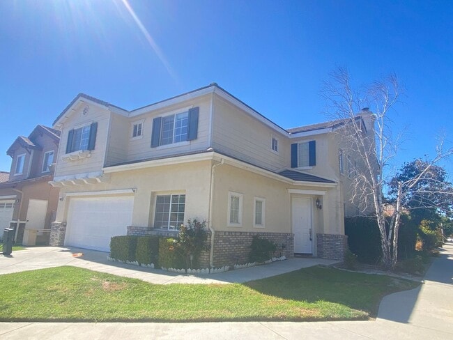 Building Photo - Beautiful 4 bedroom, 3.5 bath + office + l...