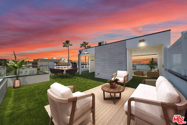 Photo - 733 N Gramercy Pl