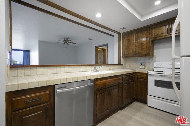 Photo - 880 W 1st St