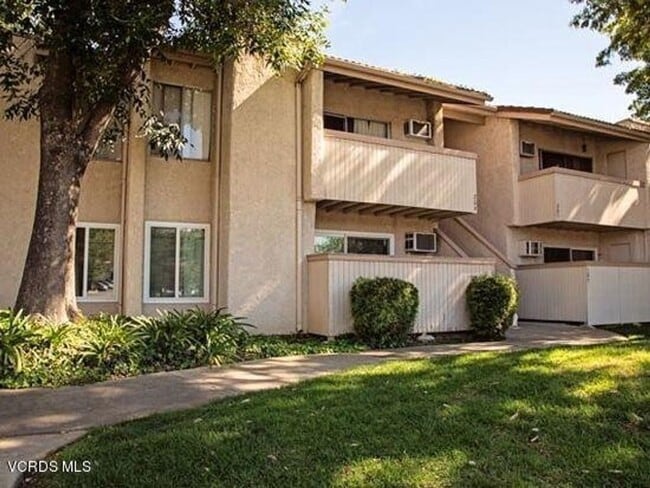 Building Photo - Desirable lower level 2+1 in gated community