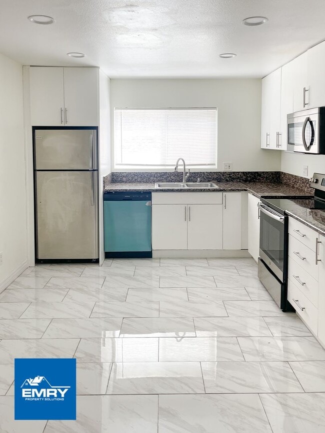 Building Photo - 5040 A St Unit 5040 A St #7 San Diego, CA 92102