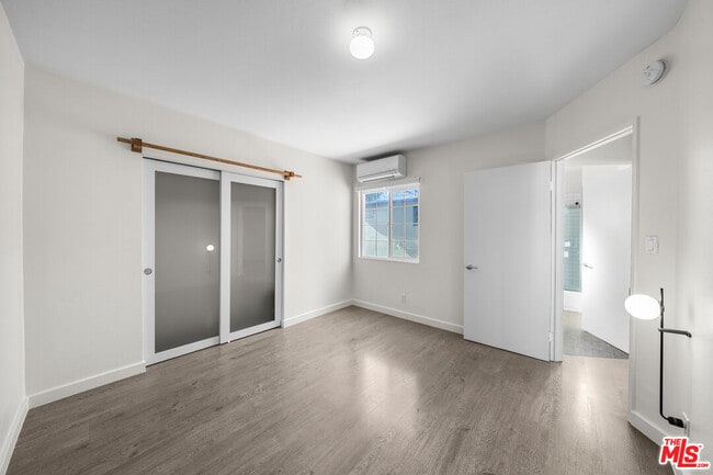 Photo - 953 N Hoover St