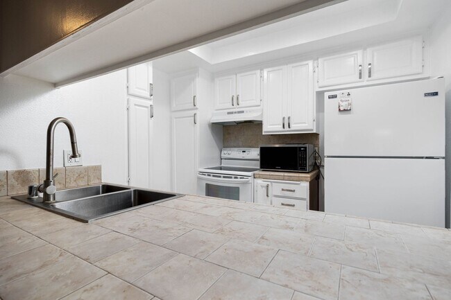 Photo - Great opportunity to rent this beautiful centrally located apartment in Chula Vista! Unit 11
