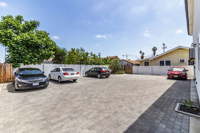 Photo - 1121 W 39th Pl Unit 1123 1-2