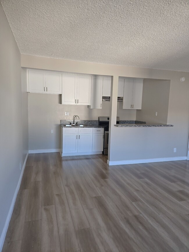 Photo - 8936 Cedros Ave