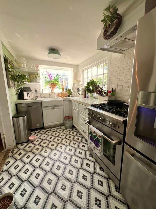 Gourmet Kitchen - 822 E Kensington Rd