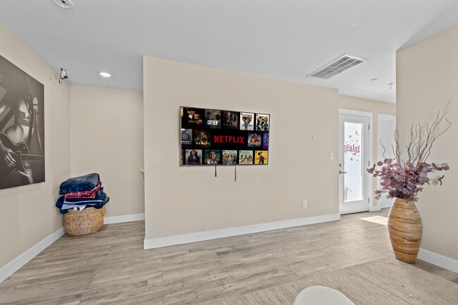 Photo - 616 N Hobart