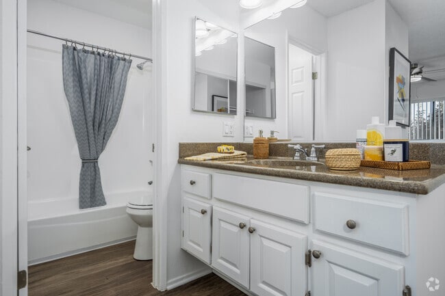 Plan G 2BR, 2BA - 971SF - Bathroom - Heritage Point