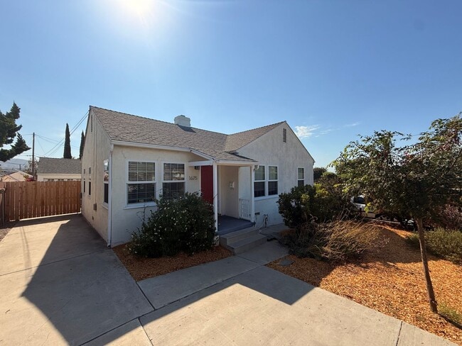 Building Photo - Charming 3BR Home with Expansive Backyard ...