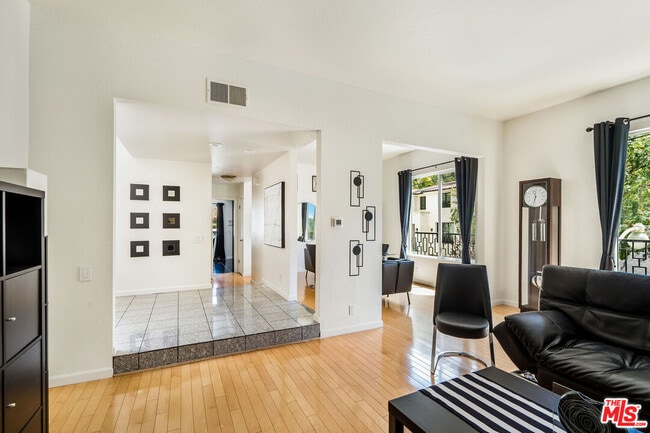 Photo - 2041 Roscomare Rd