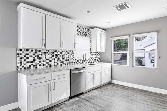 Photo - 2914 E 5th St Unit 2914