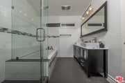 Photo - 5515 Longridge Ave