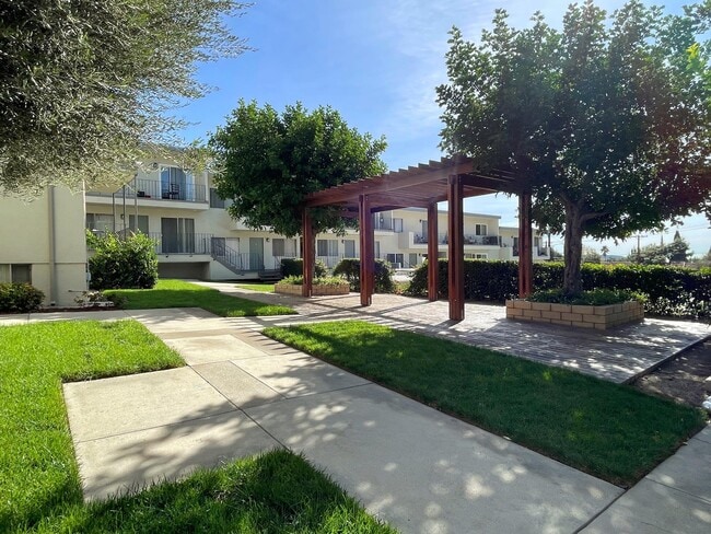 2841 Montrose Ave - 2841 Montrose Ave Apartments