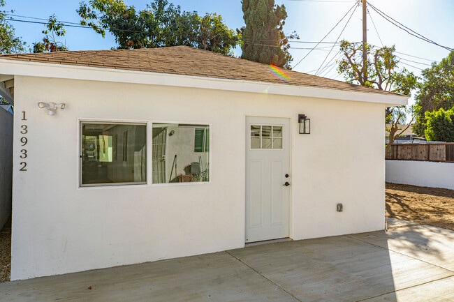 Building Photo - 13934 Vanowen St