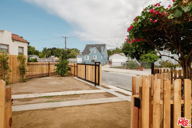 Photo - 784 Elmira St