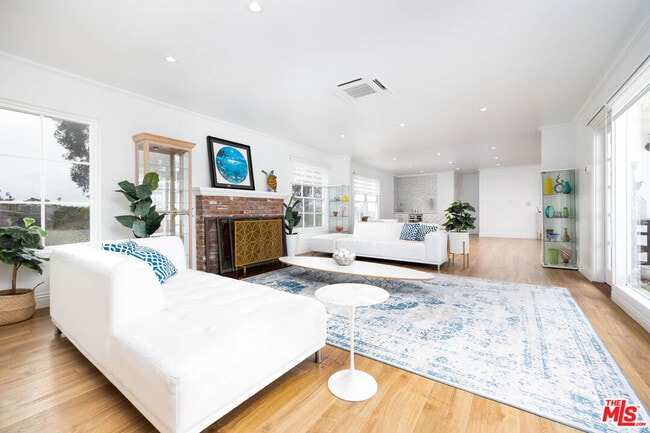 Photo - 1110 W Muirlands Dr