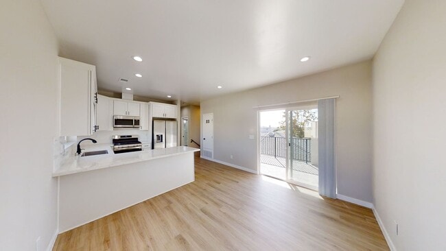 Building Photo - 4BD/2BA, Quick Walk to Campus!