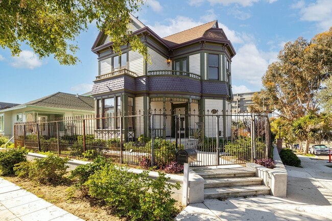 Building Photo - Beautiful 2bed/2bath Victorian style home with extra room for an office and bonus attic room!