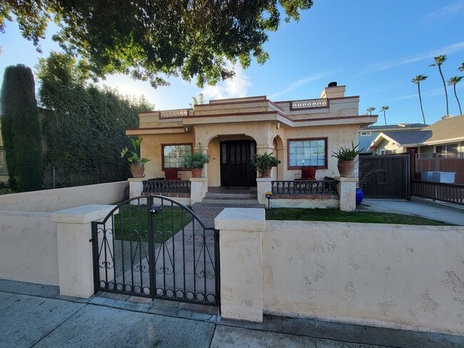 Building Photo - BEAUTIFUL 4BD - 3BA SINGLE STORY HOUSE WITH PRIVATE LAUNDRY AND DETACHED 2 CAR GARAGE