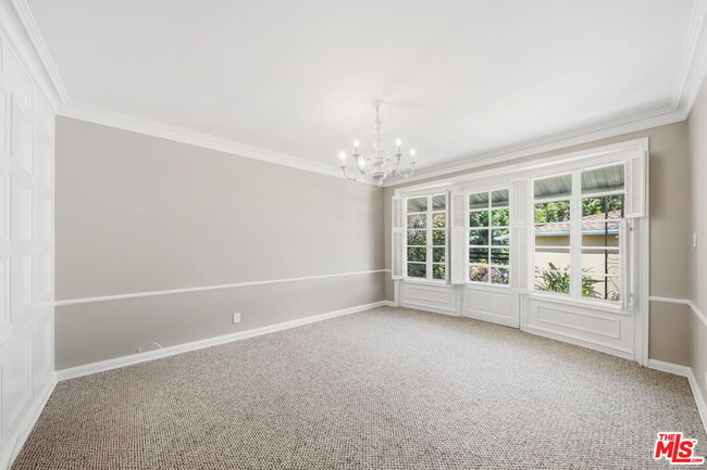 Photo - 951 Masselin Ave
