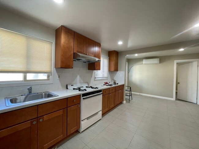 Building Photo - 126 E Center St Unit A Rental