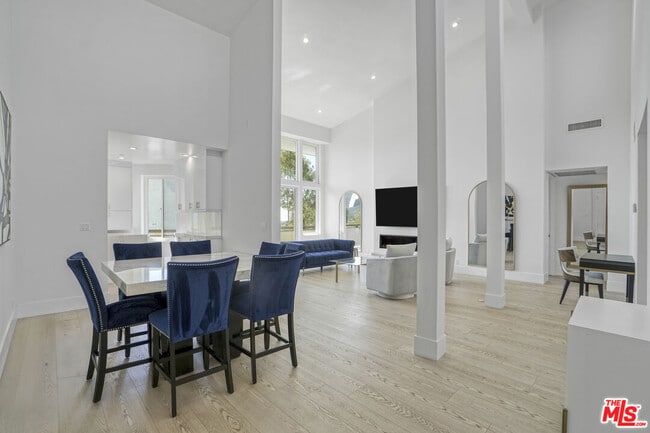 Building Photo - 1277 S Beverly Glen Blvd Unit 408