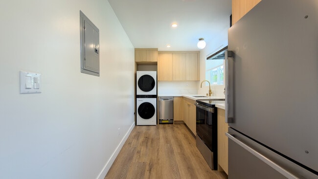Building Photo - 1346 S Dunsmuir Ave -1/2