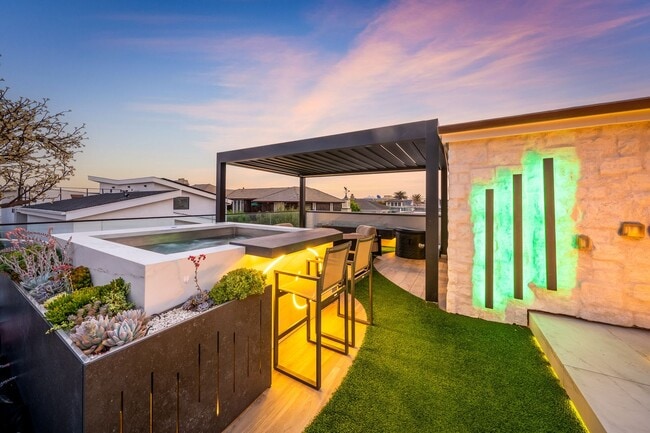Building Photo - Custom Built 4 Bedroom Peninsula Point Hom...
