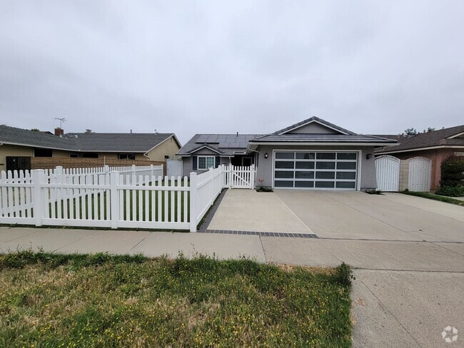 Building Photo - Rare 4 Bed, 2 Bath House