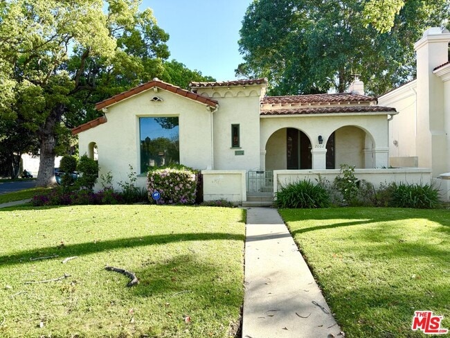 Photo - 2002 Kelton Ave