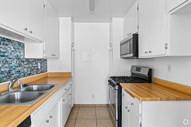 1BR, 1BA, Loft- 1,050SF - Kitchen - Burbank Villas