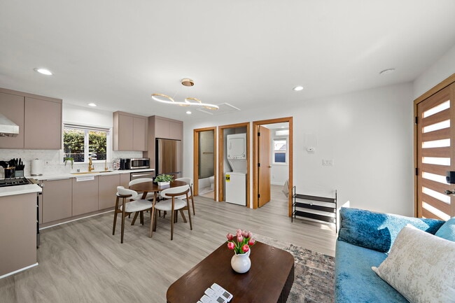 Photo - 5595 Heil Ave